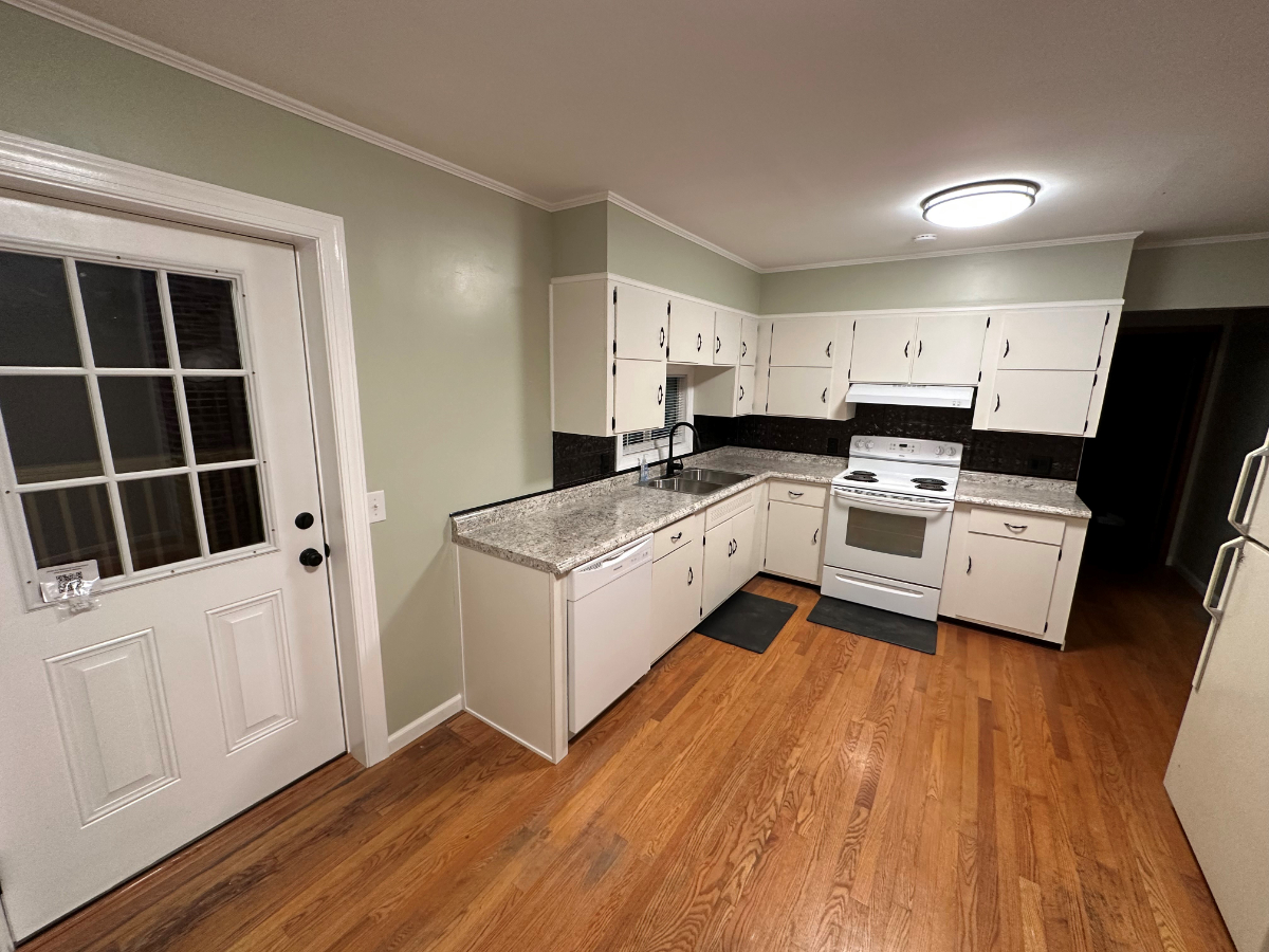 4 Bedroom Private Home - Photo 8