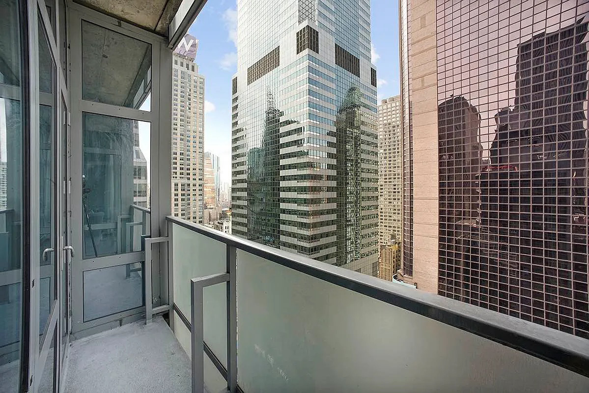 Iconic Times Square Penthouse - Photo 3