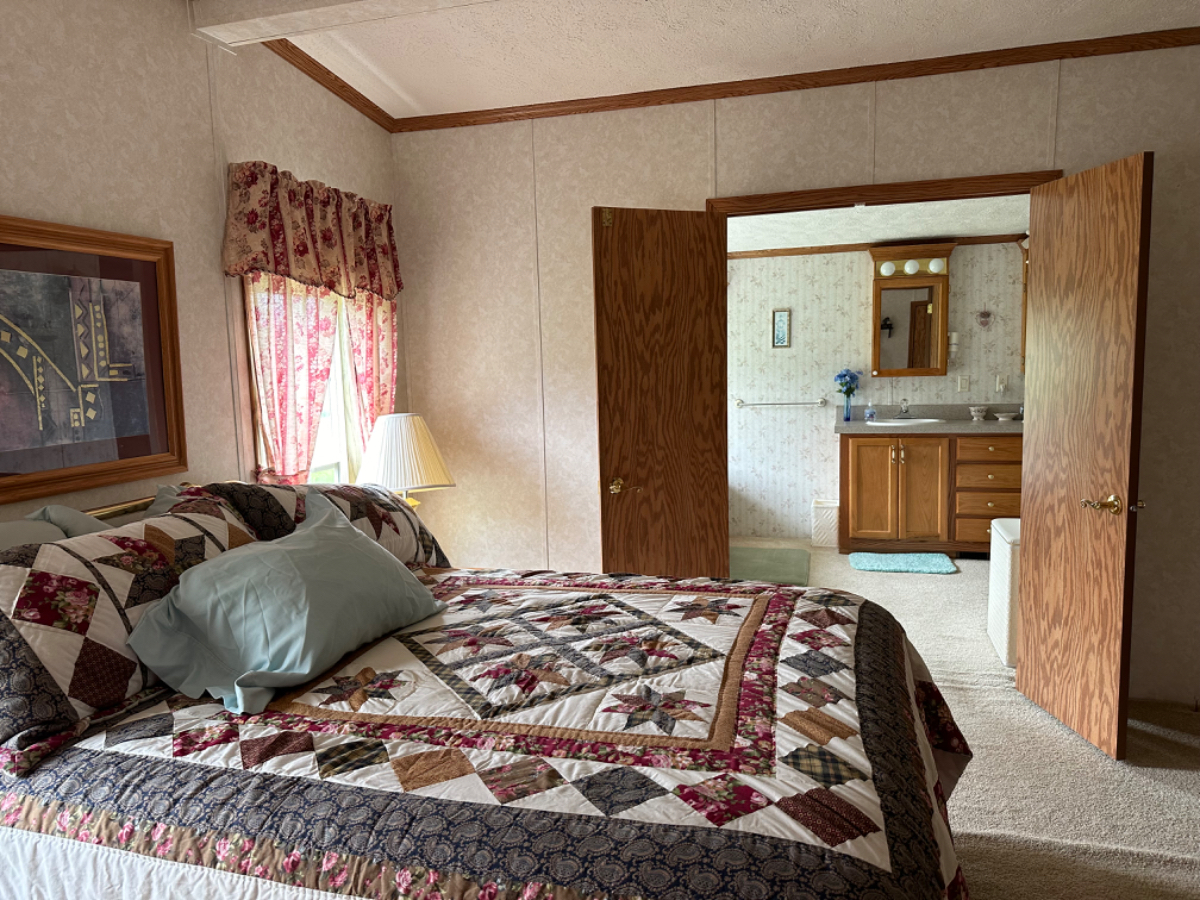 Pristine home with gorgeous views, close to hospitals, price per bedroom - Photo 6