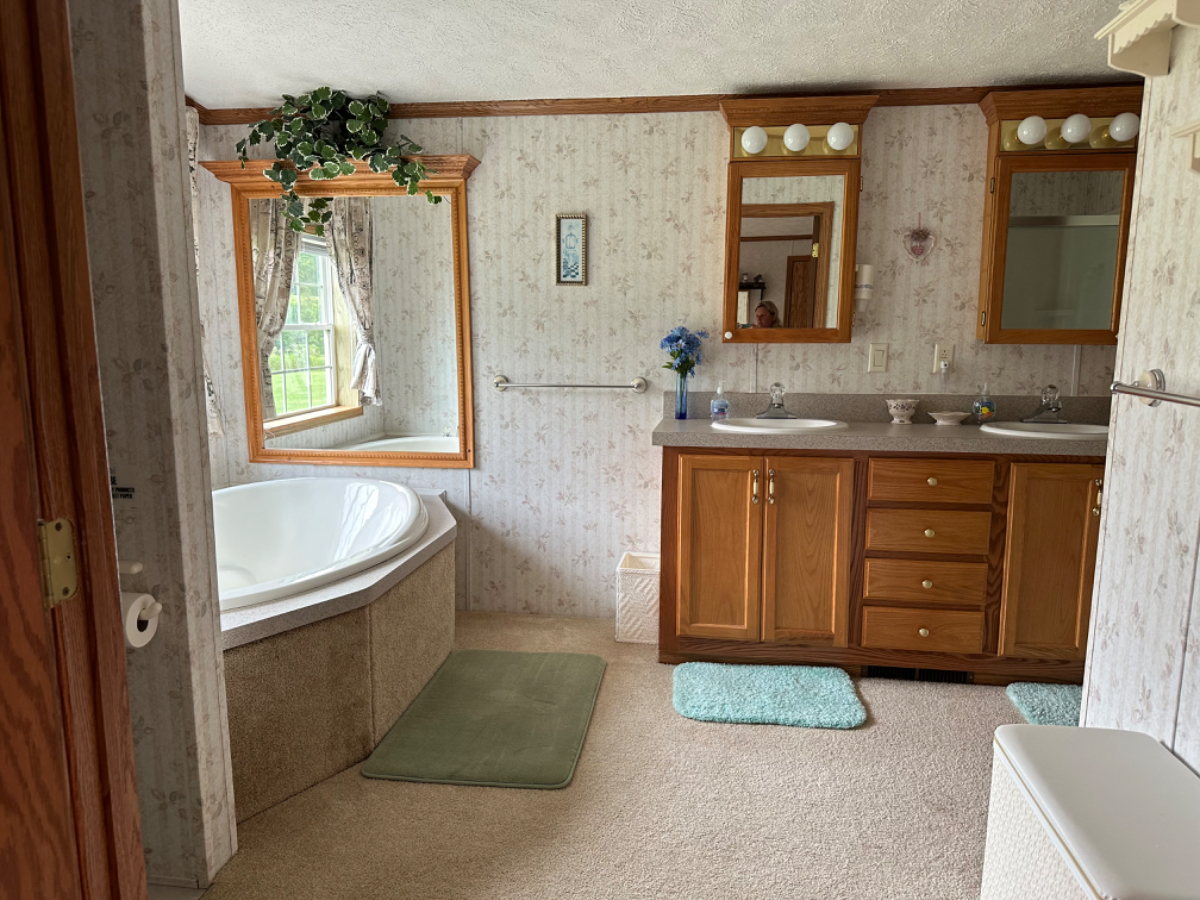 Pristine home with gorgeous views, close to hospitals, price per bedroom - Photo 8