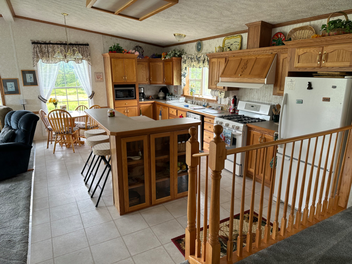 Pristine home with gorgeous views, close to hospitals, price per bedroom - Photo 3