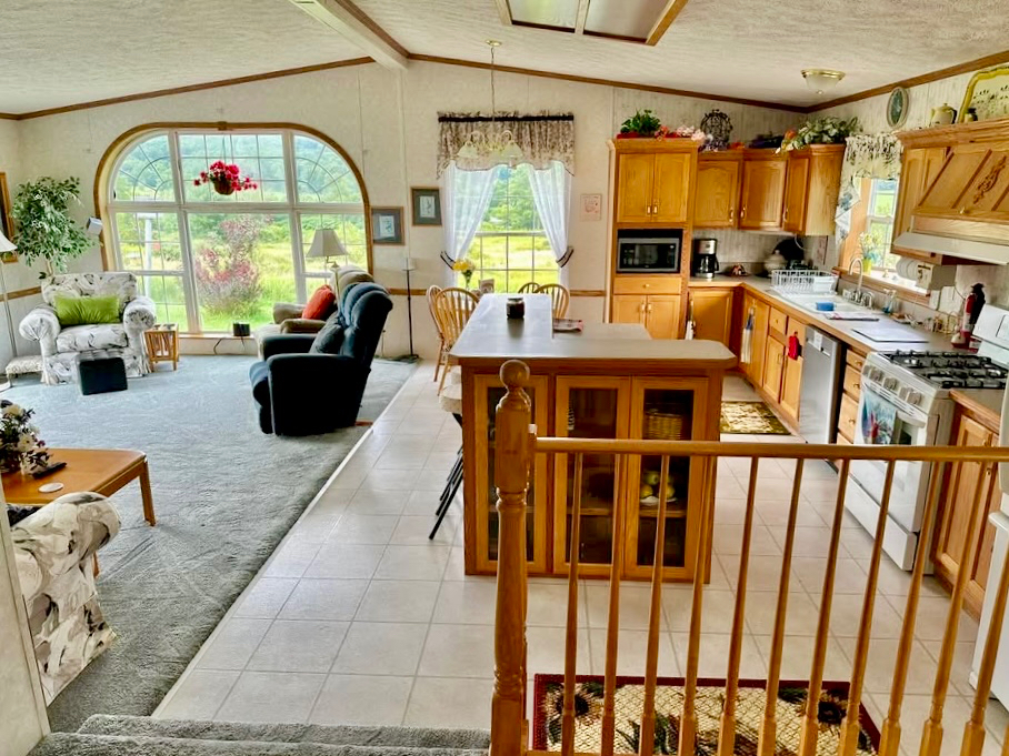 Pristine home with gorgeous views, close to hospitals, price per bedroom - Photo 2