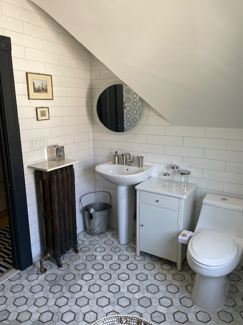 Guest Apartment in 1905 Victorian House - Photo 9