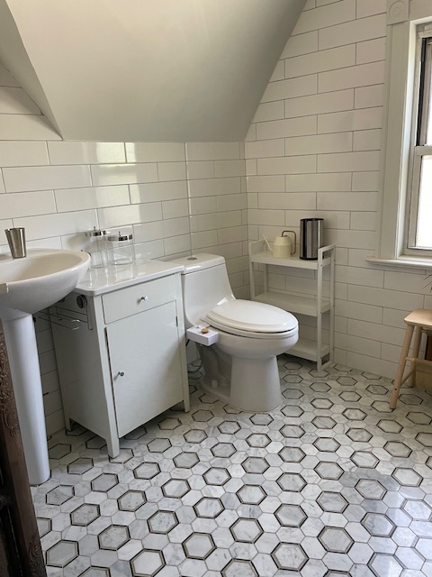 Guest Apartment in 1905 Victorian House - Photo 11