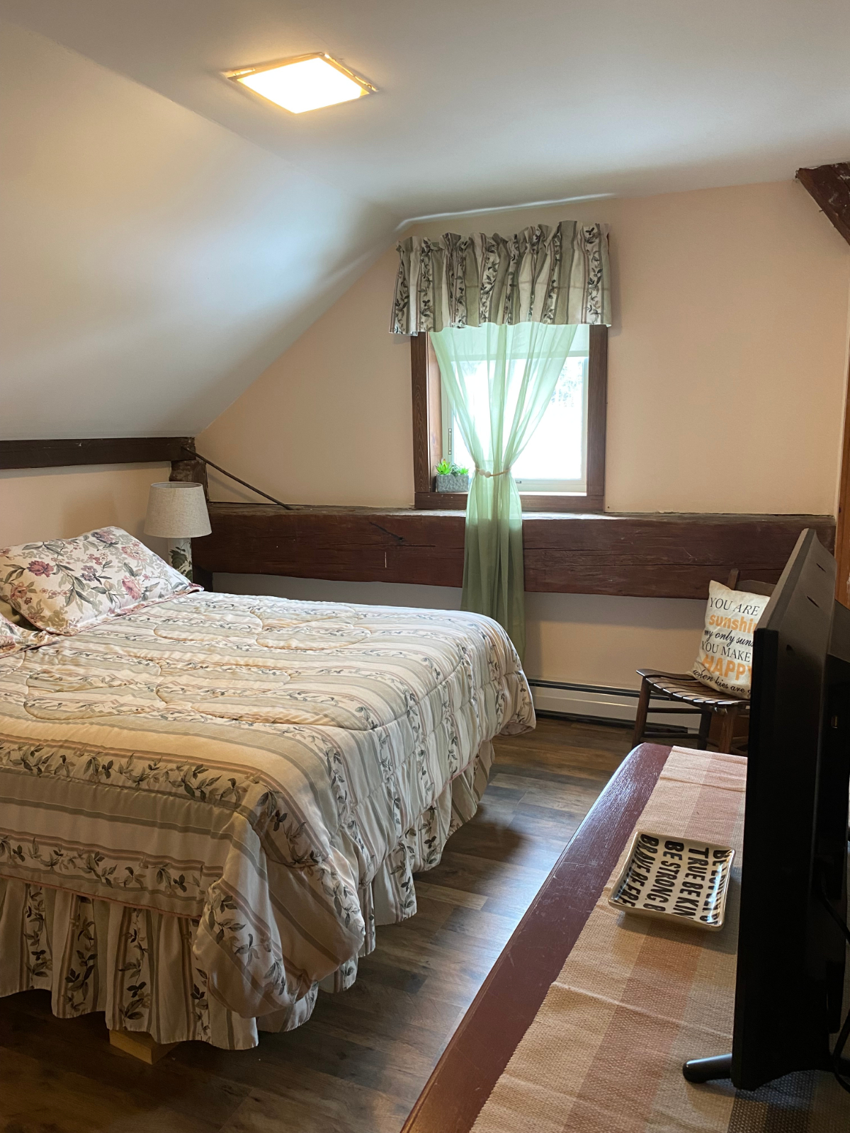 Large 4 Bedroom, 2.5 Bath Apartment in converted Barn on the River - Photo 7