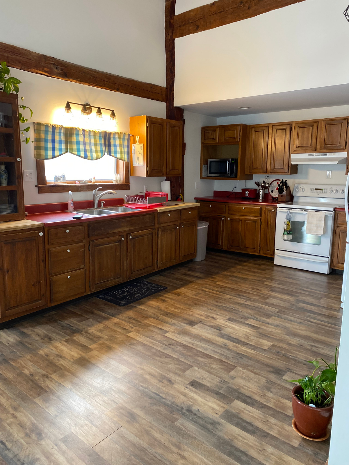Large 4 Bedroom, 2.5 Bath Apartment in converted Barn on the River - Photo 2