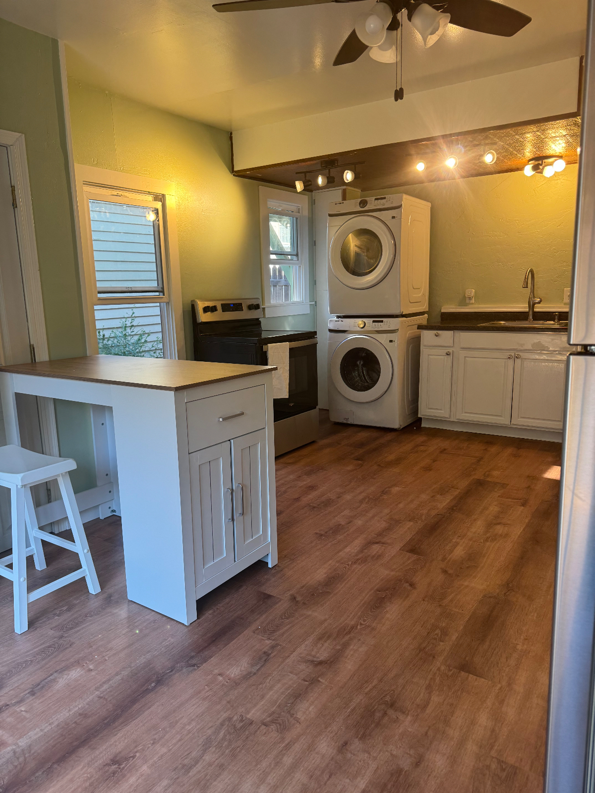 Newly Remodeled, w/Laundry, All Utilities Included - Photo 9