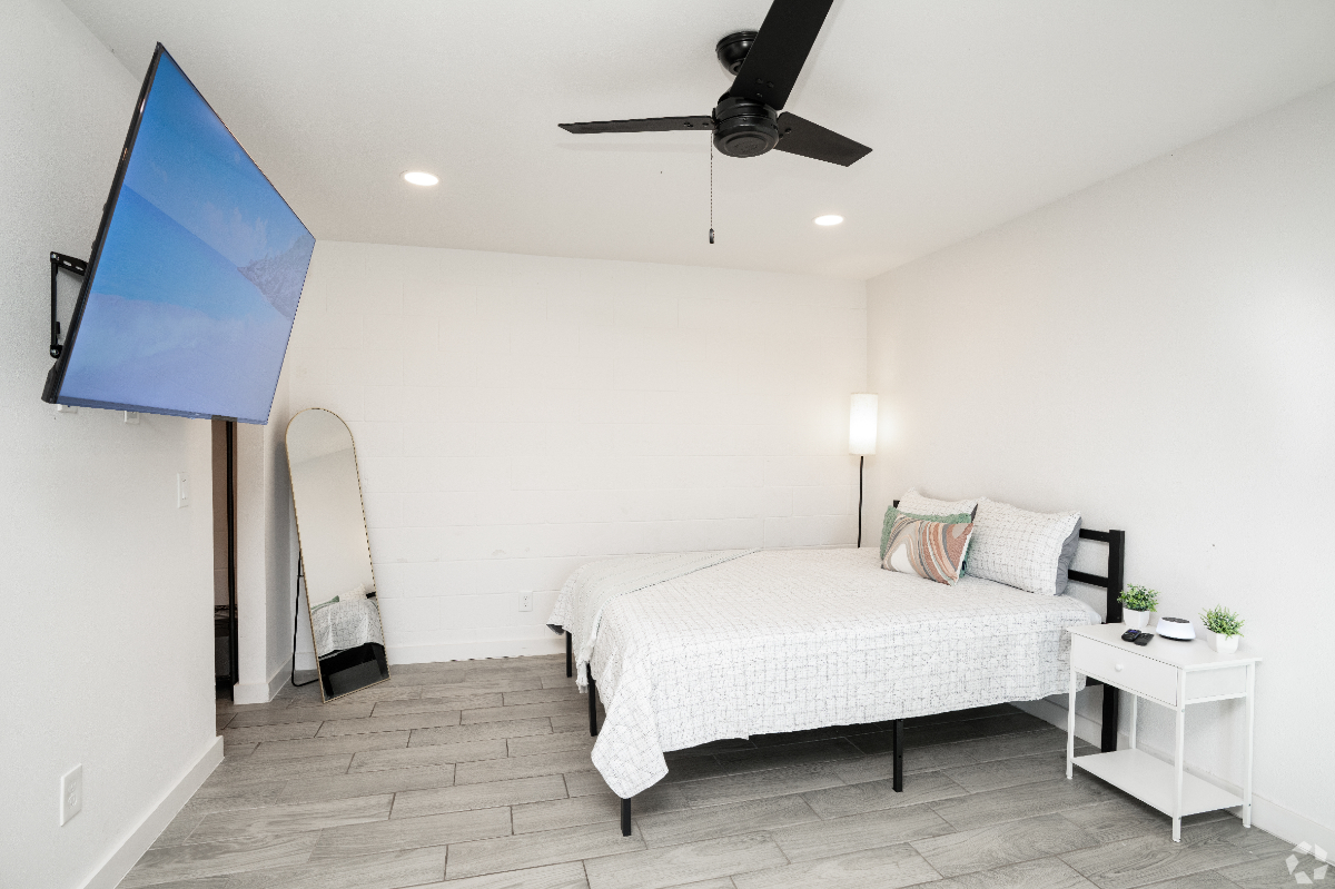 Clean, Modern, Renovated Studios at McAllen Apartments Unit 4 - Photo 6