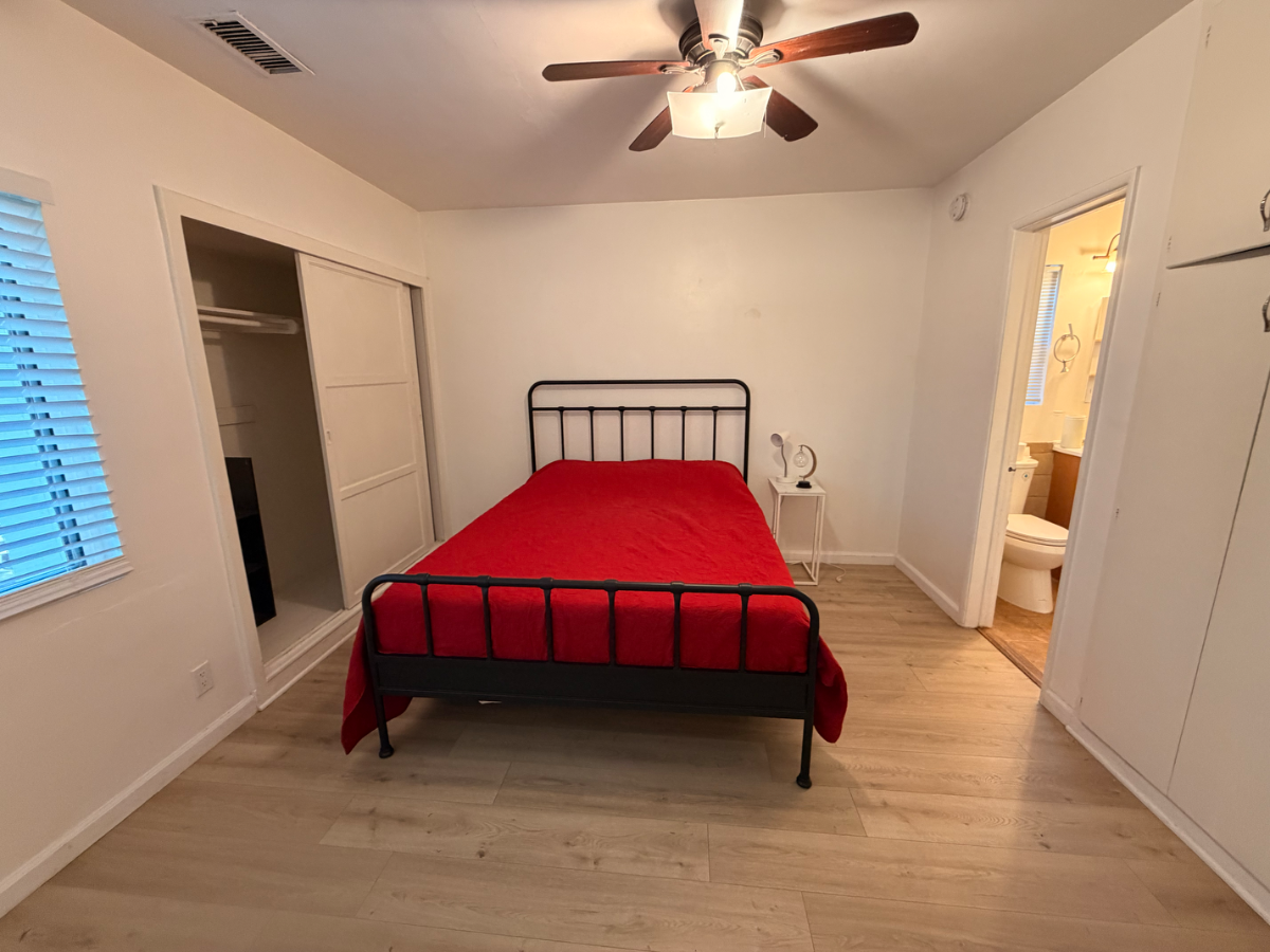 Cheerful bedroom private room in residential home - Photo 2