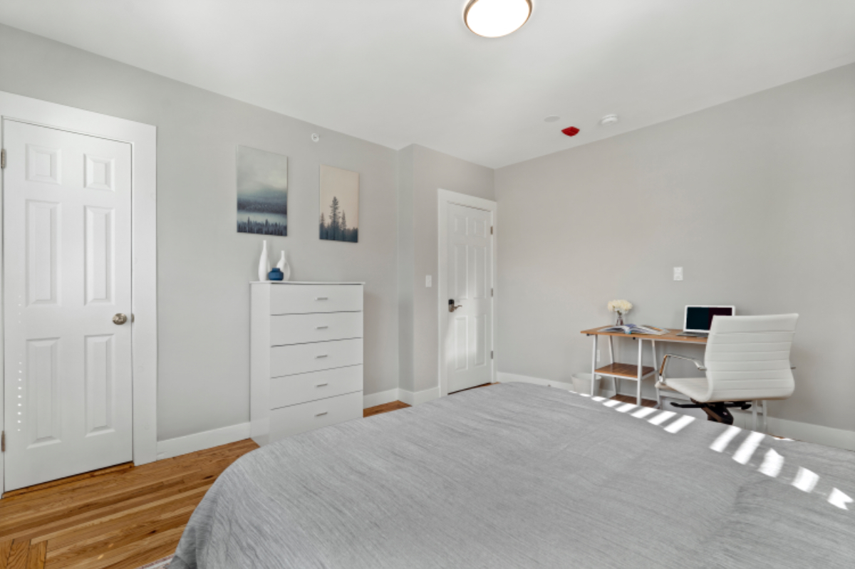 Large Bedroom in Renovated Beach Apartment - Photo 2