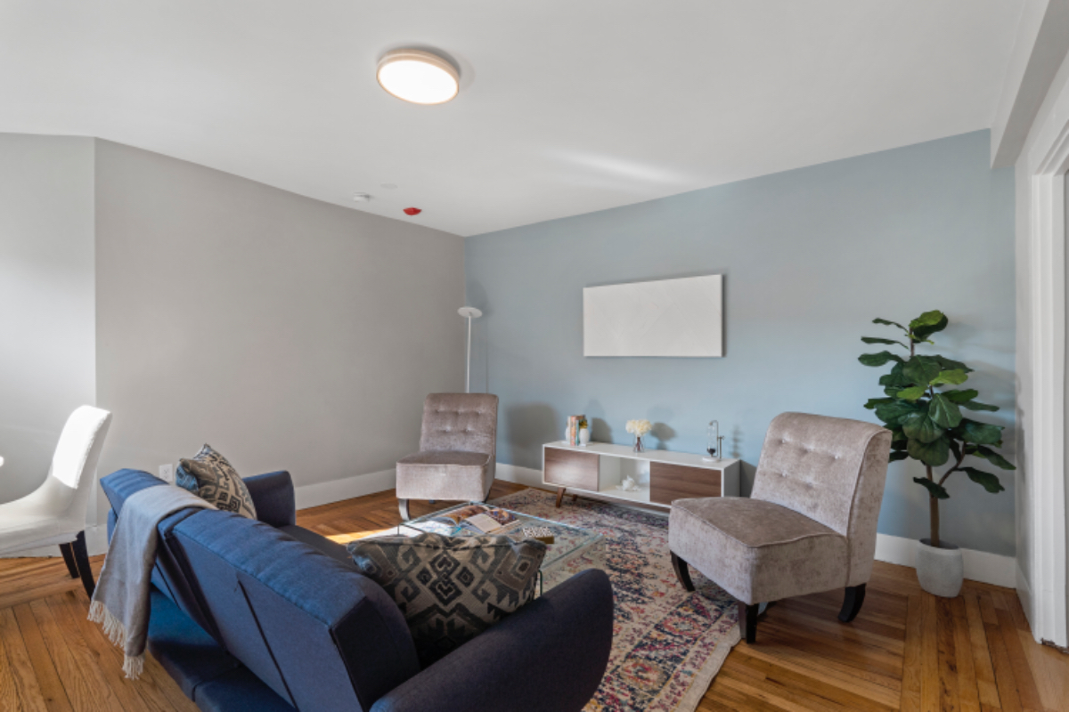 Large Bedroom in Renovated Beach Apartment - Photo 7
