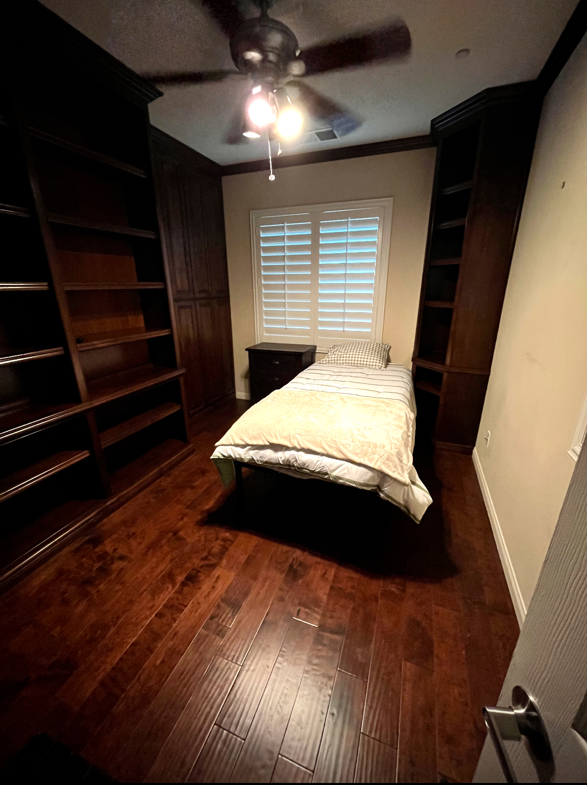 Cozy Bedroom Shared Bath