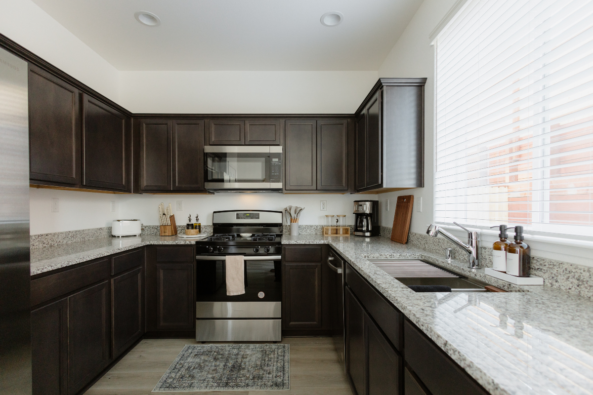 Upscale Retreat, New Build, 65 Inch TV, Netflix, Patio, Mountain Views, 5-Min to UNR & Highway 395 a - Photo 4