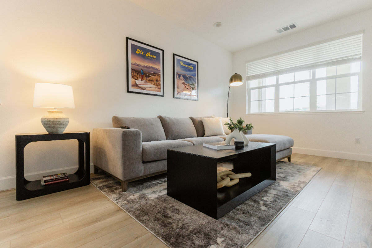 Upscale Retreat, New Build, 65 Inch TV, Netflix, Patio, Mountain Views, 5-Min to UNR & Highway 395 a - Photo 2