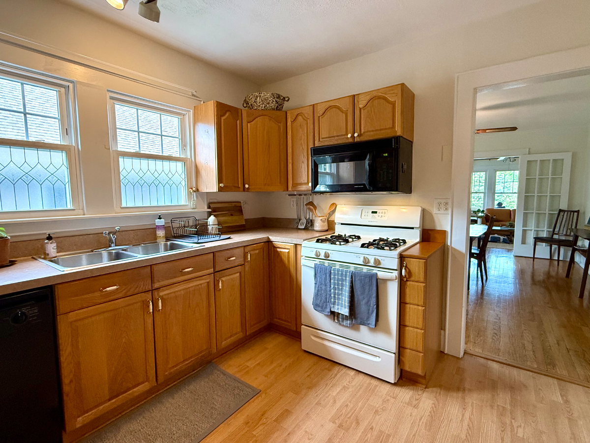 Beautiful & Spacious 2-Bedroom Apartment in Eastwood - Photo 4