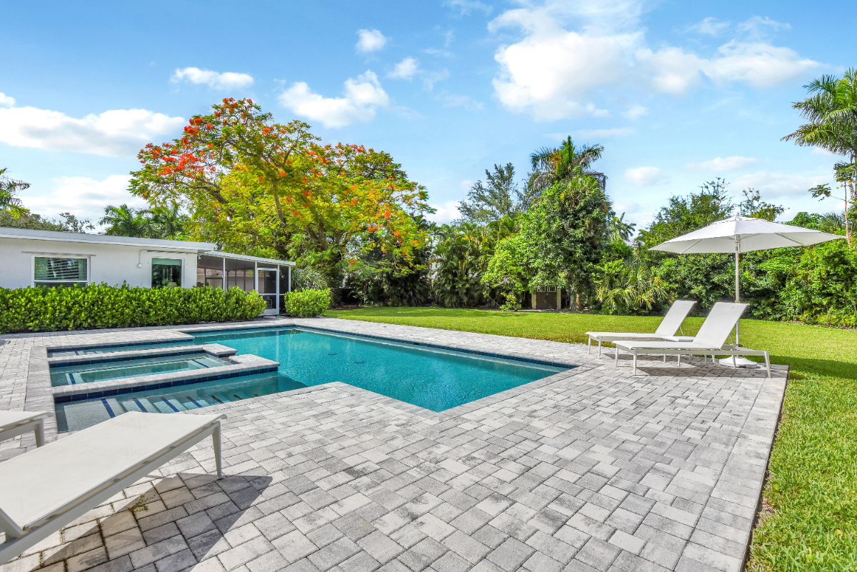 Seasonal Listing off of Historic McGregor Blvd in Fort Myers, FL