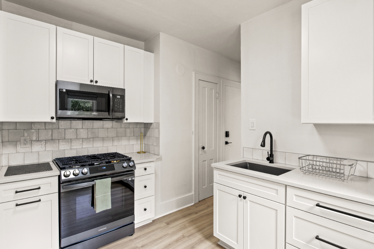 Fully Remodeled 1 Bed 1 Bath w/ W/D - 5 mins to RGH - Photo 3