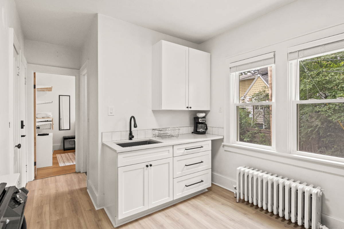 Fully Remodeled 1 Bed 1 Bath w/ W/D - 5 mins to RGH - Photo 4