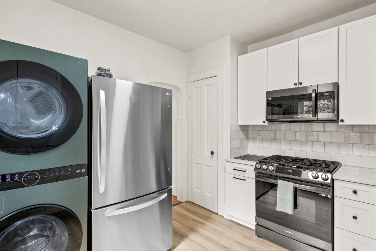 Fully Remodeled 1 Bed 1 Bath w/ W/D - 5 mins to RGH - Photo 1