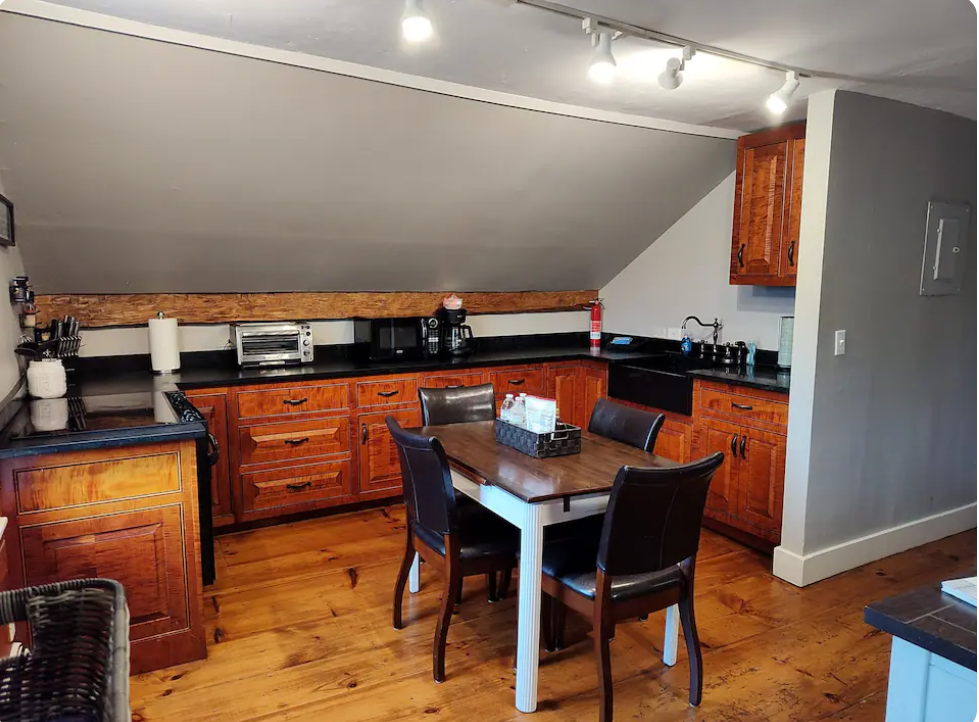 Charming Farmhouse 2 bedroom - Photo 6