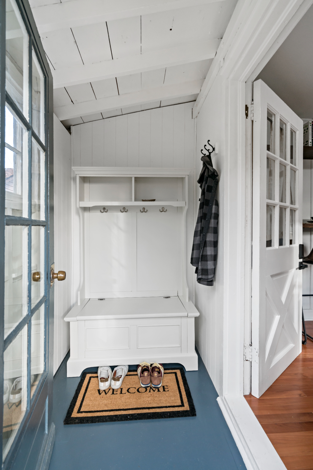 UPPER LEVEL, charming renovated apartment - Photo 1