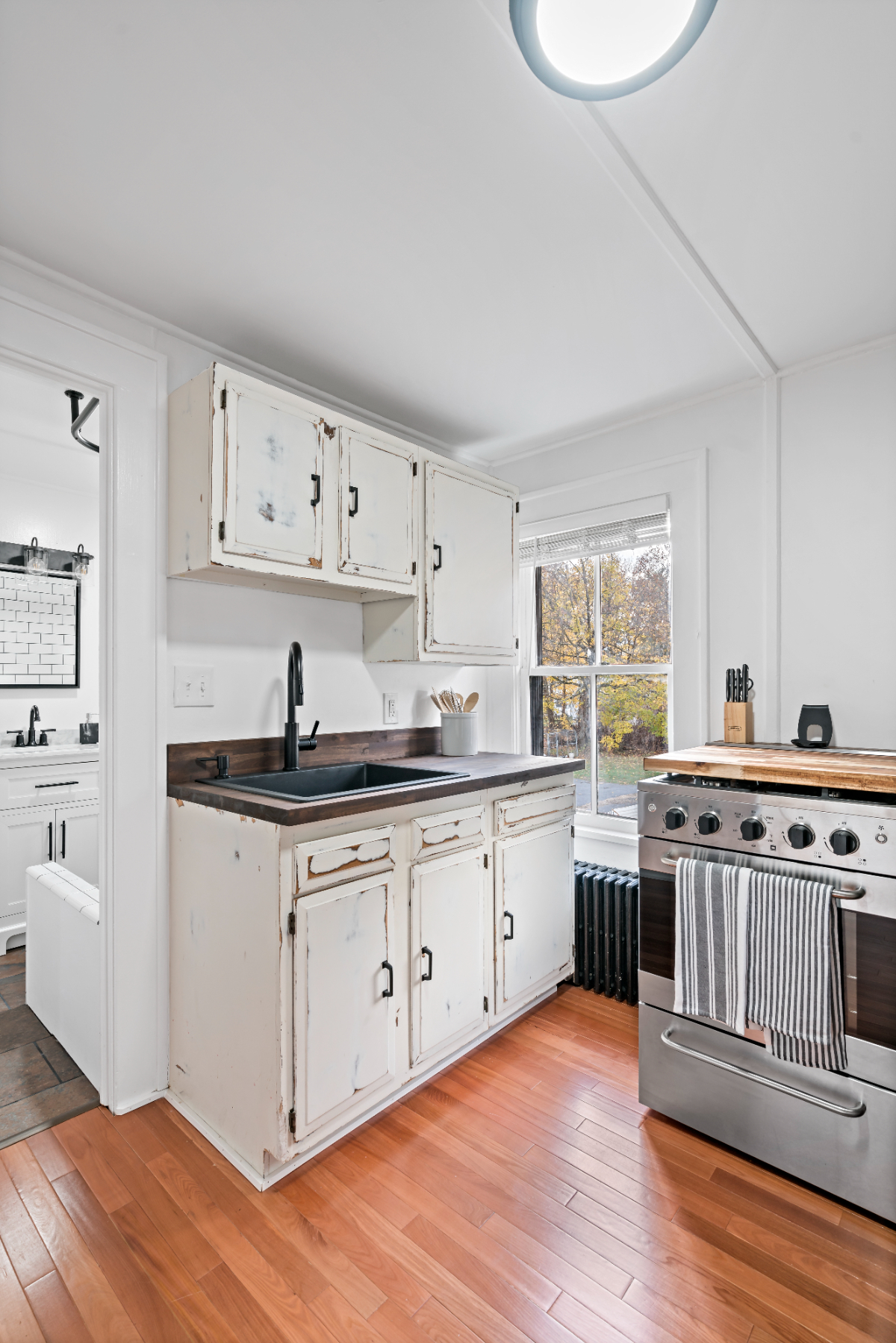 UPPER LEVEL, charming renovated apartment - Photo 2