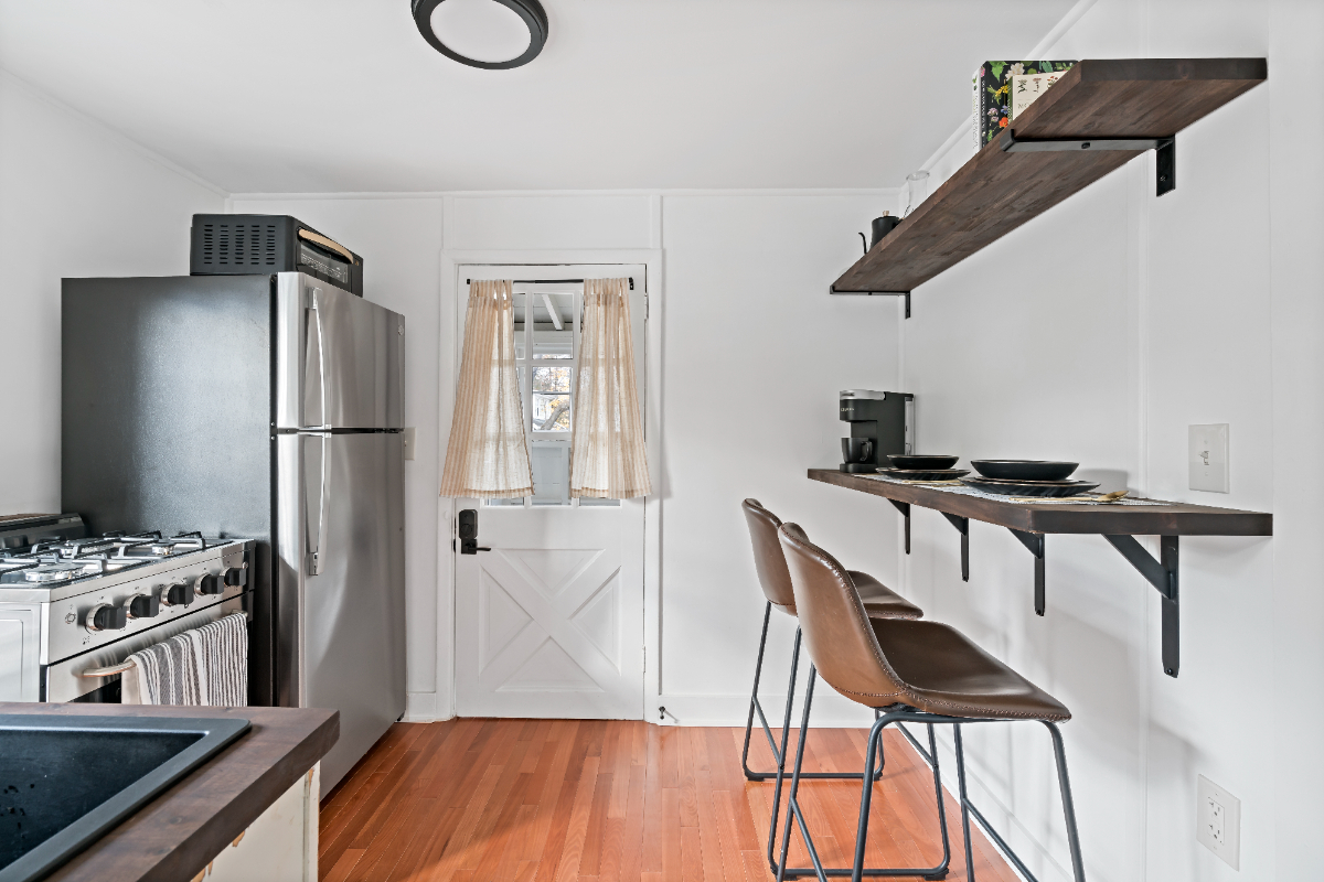 UPPER LEVEL, charming renovated apartment - Photo 3