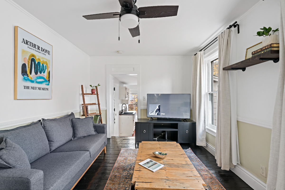 UPPER LEVEL, charming renovated apartment - Photo 9