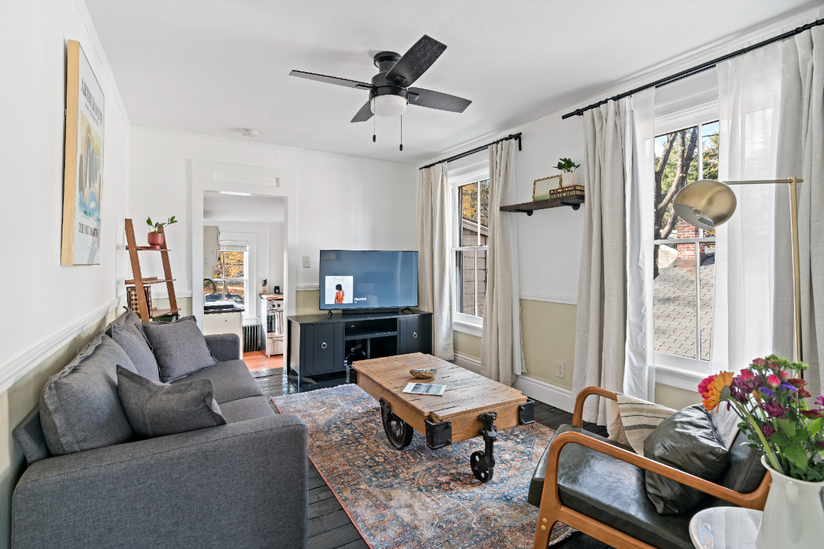 UPPER LEVEL, charming renovated apartment - Photo 10