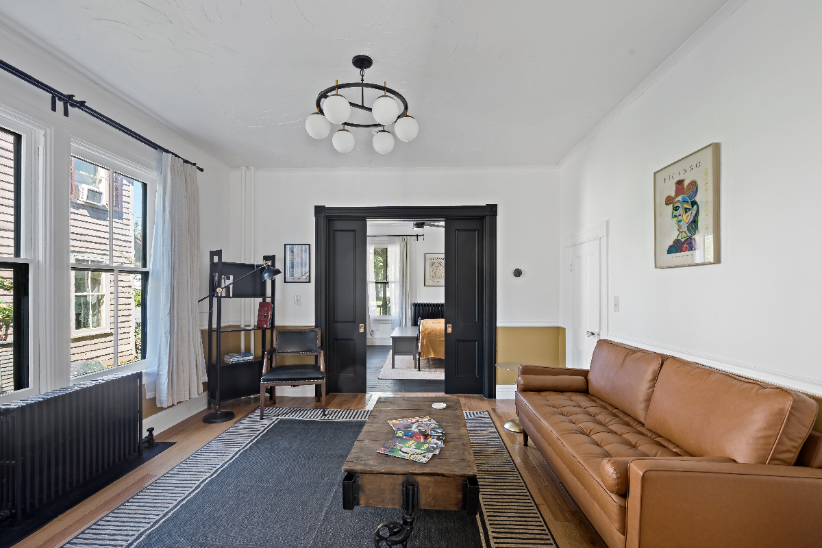 UPPER LEVEL, charming renovated apartment - Photo 3