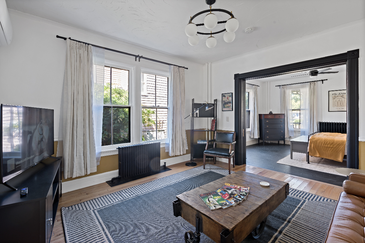 UPPER LEVEL, charming renovated apartment - Photo 4