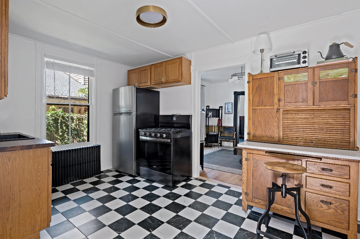UPPER LEVEL, charming renovated apartment - Photo 5