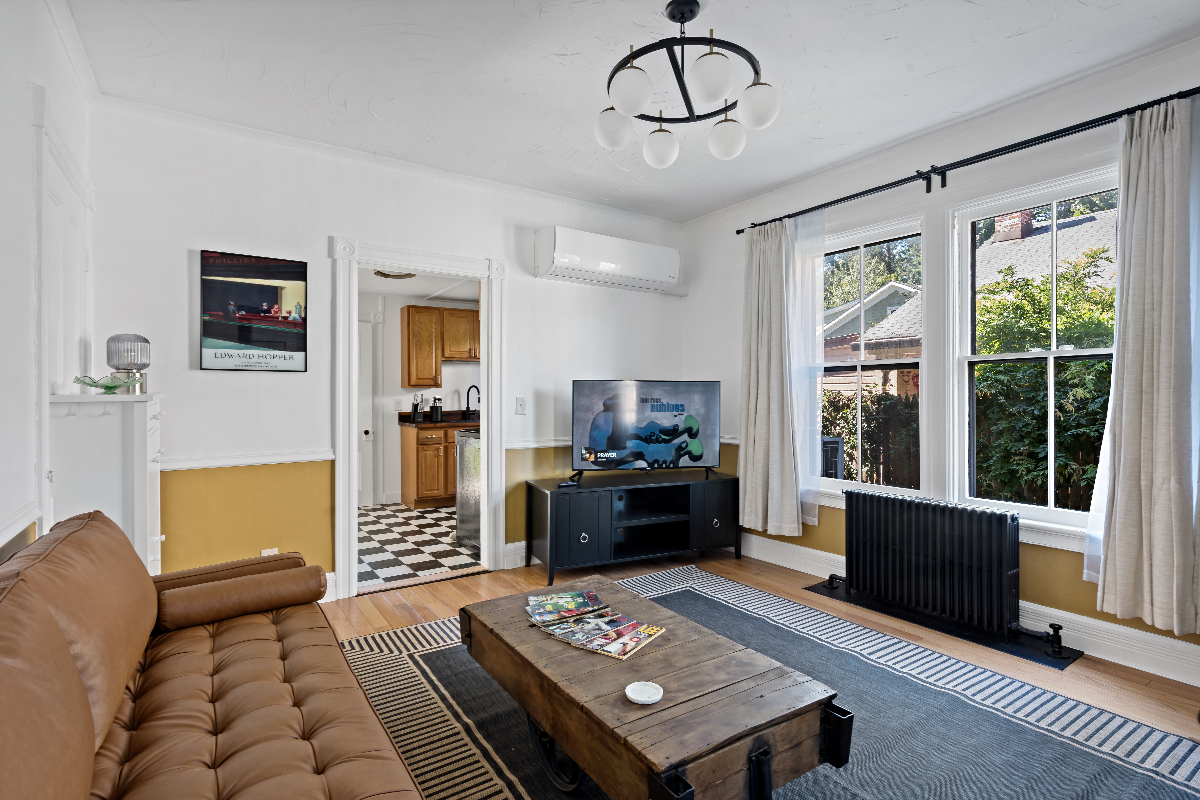 UPPER LEVEL, charming renovated apartment - Photo 7