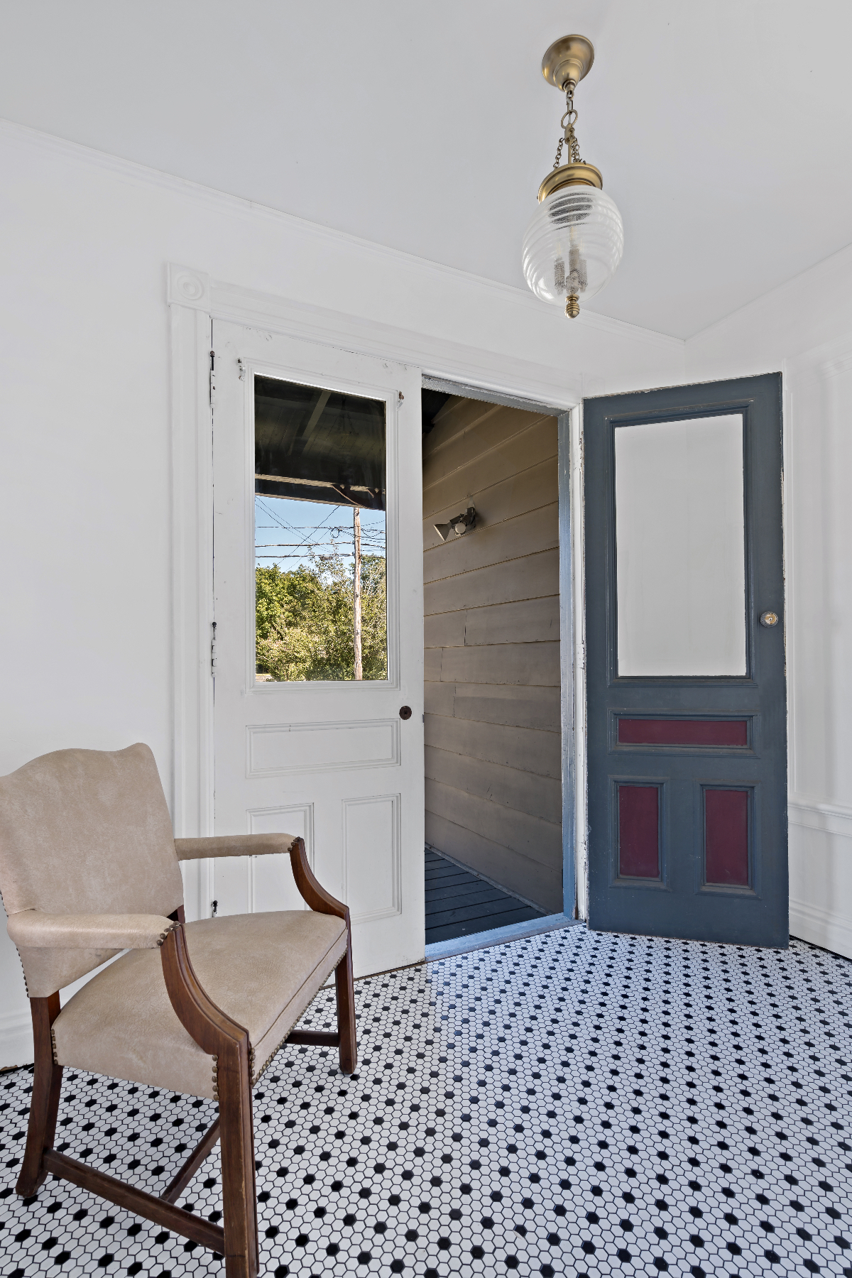 UPPER LEVEL, charming renovated apartment - Photo 8