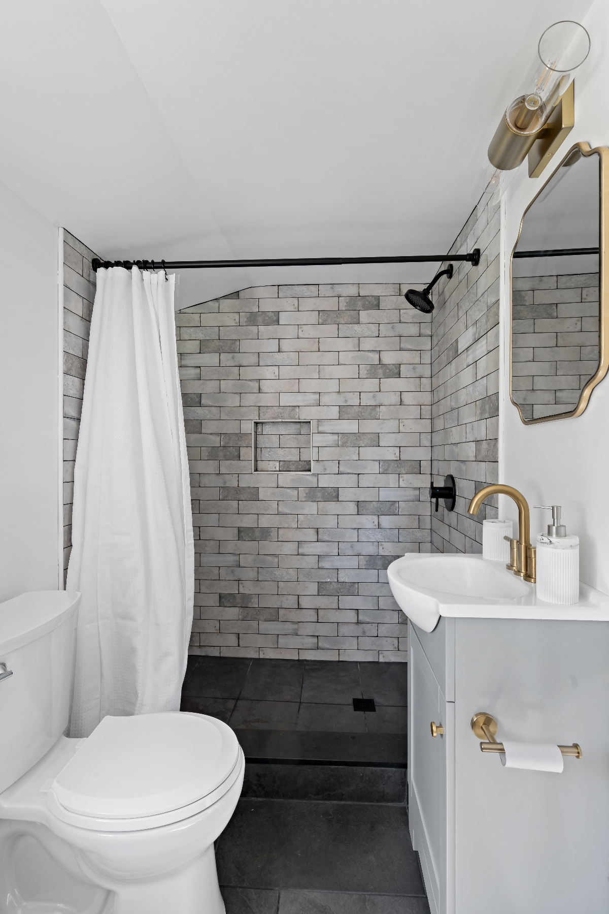 UPPER LEVEL, charming renovated apartment - Photo 9