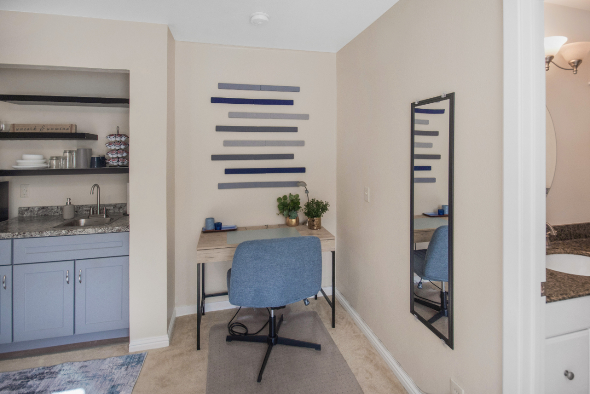 Private Room/Bathroom with Kitchenette and Separate Entrance, Dedicated Parking - Photo 4