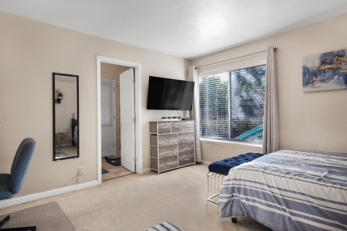 Private Room/Bathroom with Kitchenette and Separate Entrance, Dedicated Parking - Photo 5