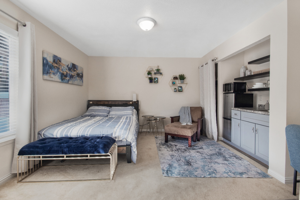 Private Room/Bathroom with Kitchenette and Separate Entrance, Dedicated Parking - Photo 1