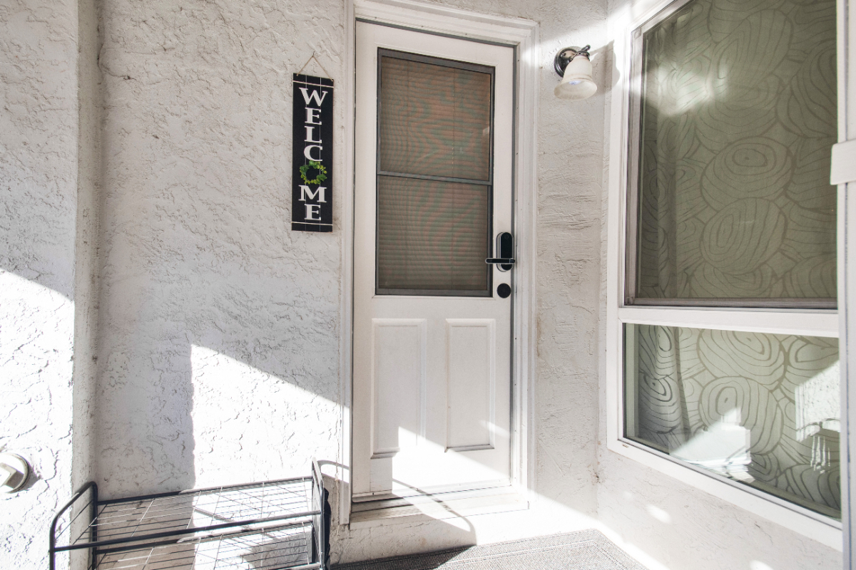 Private Room/Bathroom with Kitchenette and Separate Entrance, Dedicated Parking - Photo 3