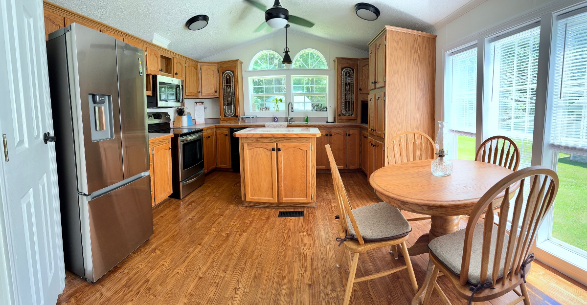 Riverside Stylishly Updated Mobile Home Cottage on Private Land, Steps to Beaches & Downtown Burling - Photo 4