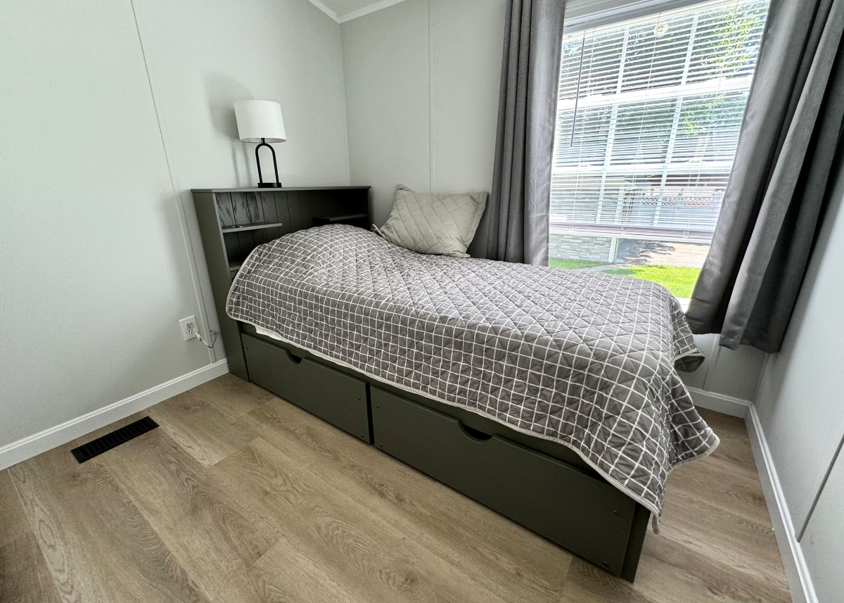 Riverside Stylishly Updated Mobile Home Cottage on Private Land, Steps to Beaches & Downtown Burling - Photo 6