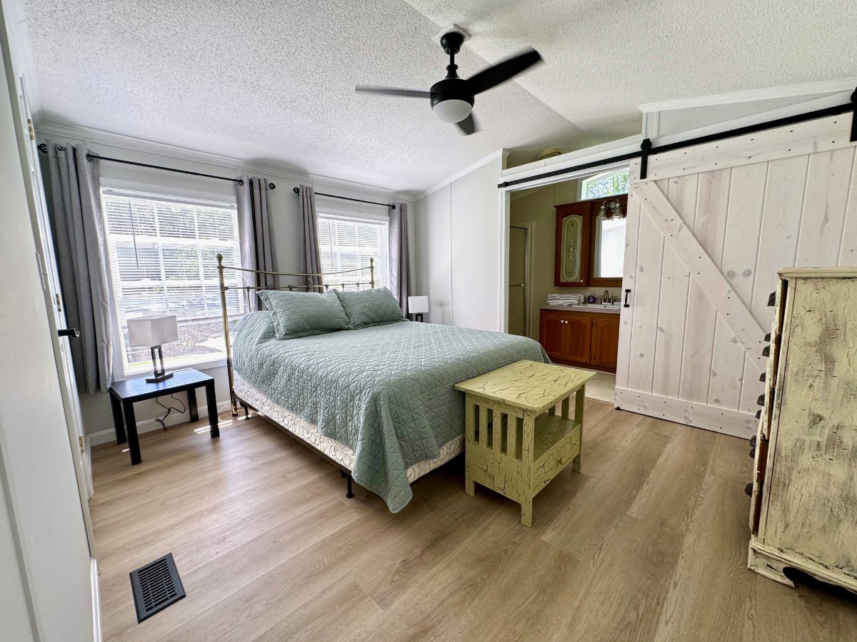 Riverside Stylishly Updated Mobile Home Cottage on Private Land, Steps to Beaches & Downtown Burling - Photo 5