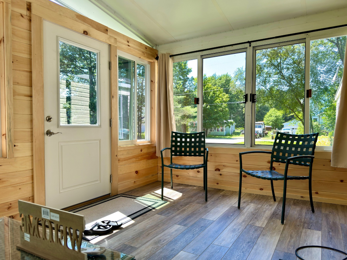 Riverside Stylishly Updated Mobile Home Cottage on Private Land, Steps to Beaches & Downtown Burling - Photo 10