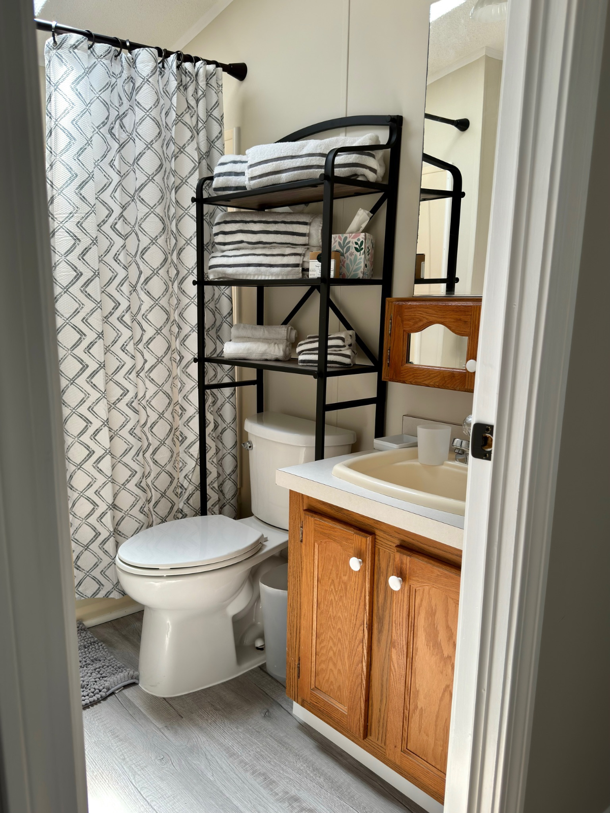 Riverside Stylishly Updated Mobile Home Cottage on Private Land, Steps to Beaches & Downtown Burling - Photo 8