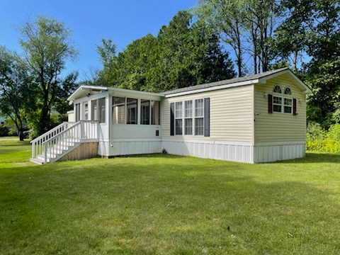 Riverside Stylishly Updated Mobile Home Cottage on Private Land, Steps to Beaches & Downtown Burling - Photo 2