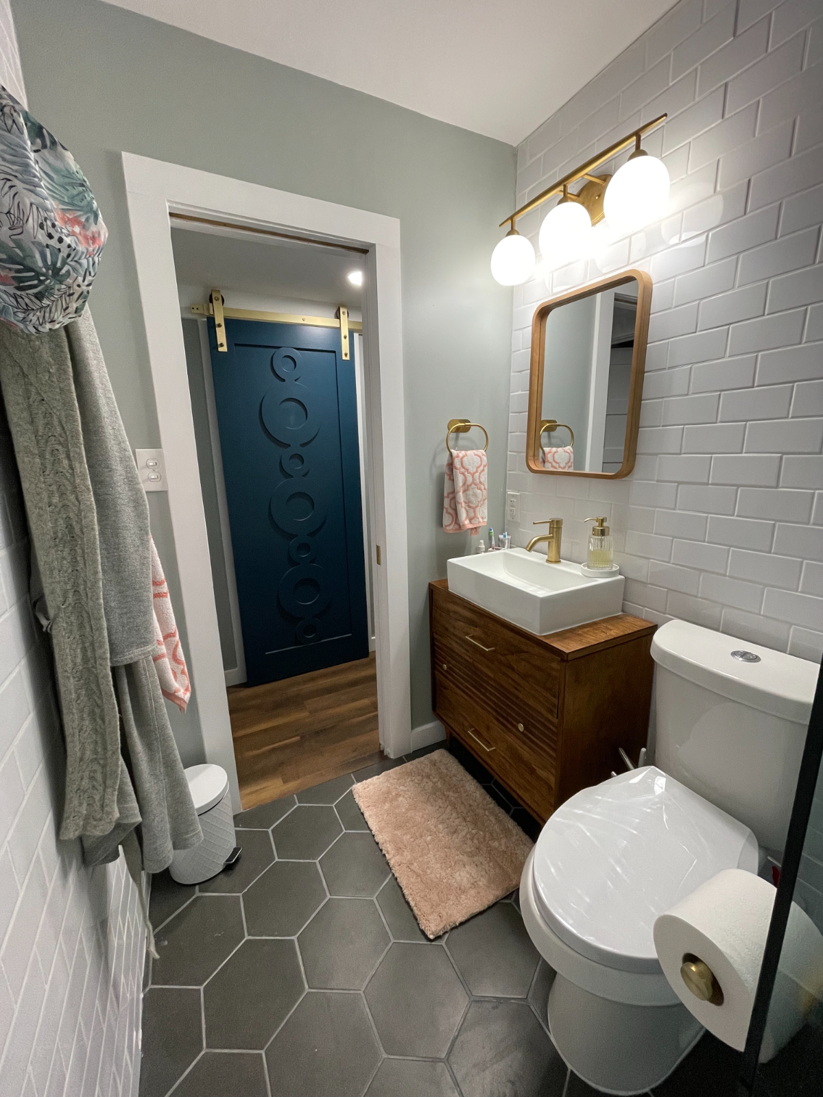Fully Renovated MidCentury Condo - Photo 7