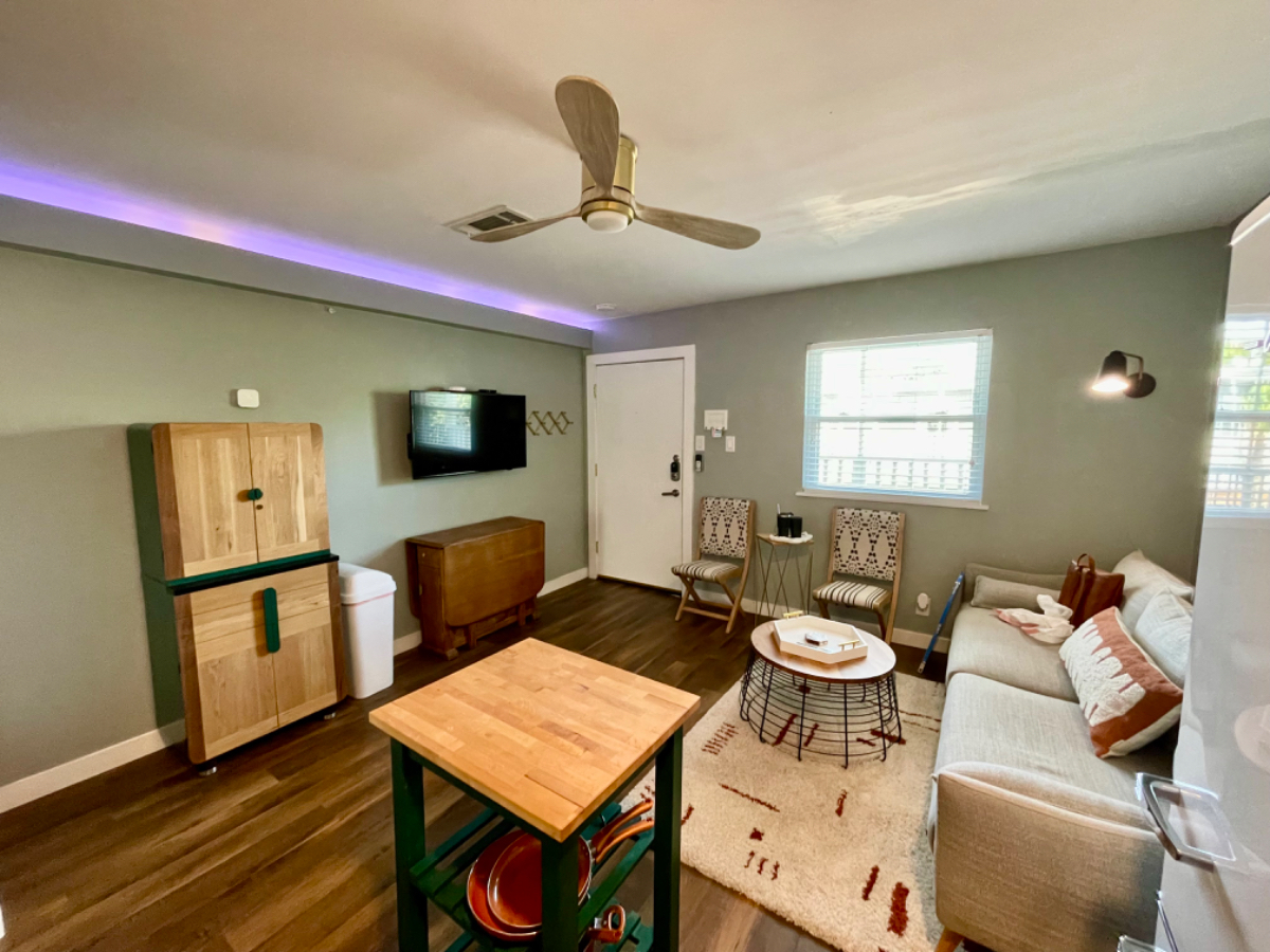 Fully Renovated MidCentury Condo - Photo 2