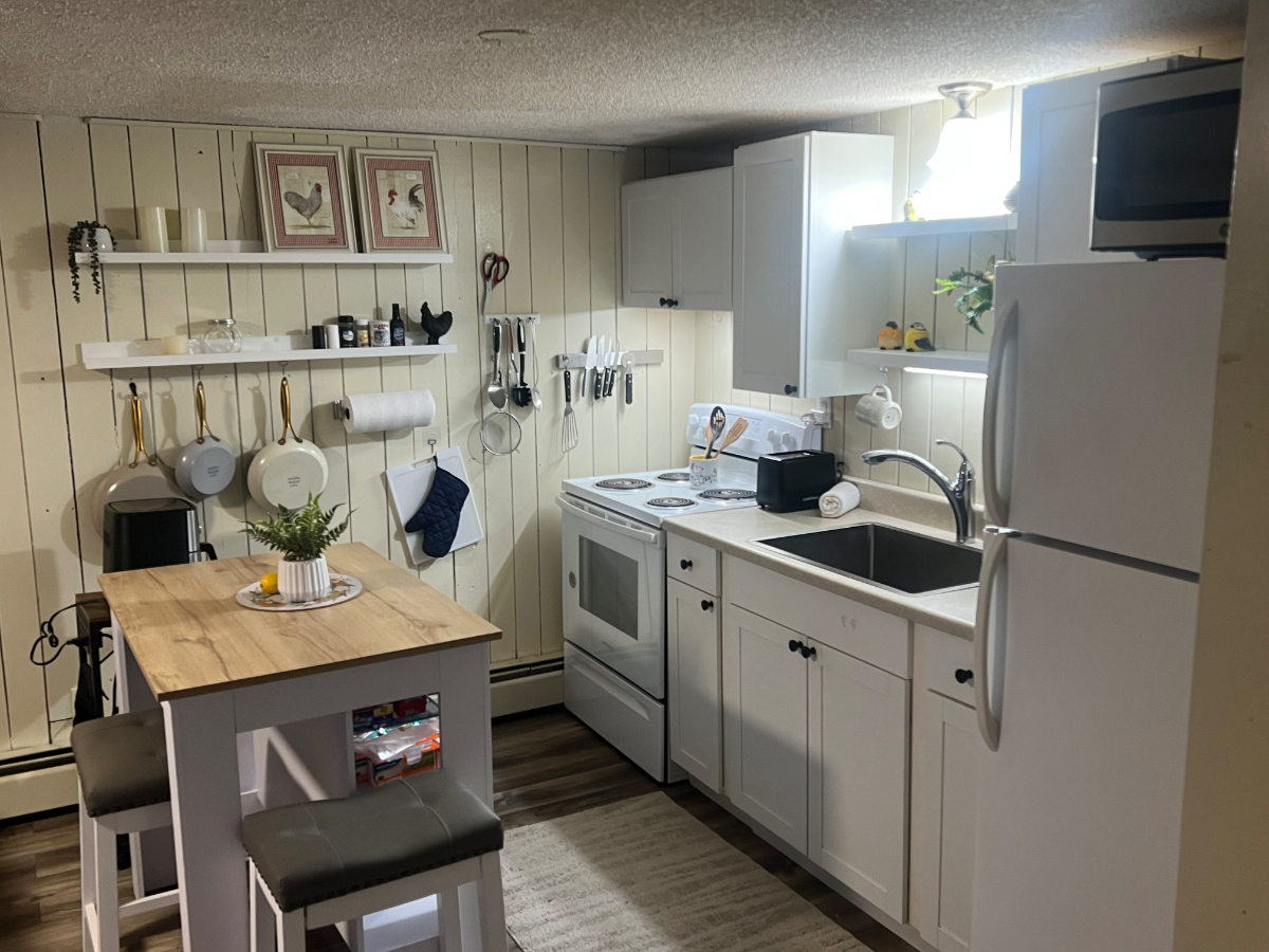2 BR 1 Bath Onsite Laundry - Quiet & Safe Comfort