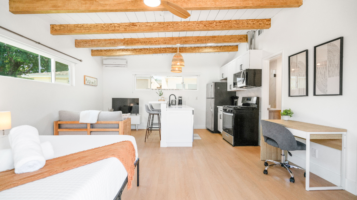 Renovated Cali chic studio w/ AC - Photo 1