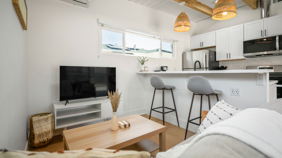 Renovated Cali chic studio w/ AC - Photo 6